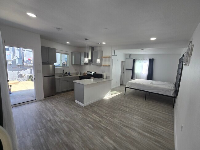 1943 Claudina Ave unit Back house, Los Angeles, CA 90016 - photo 6