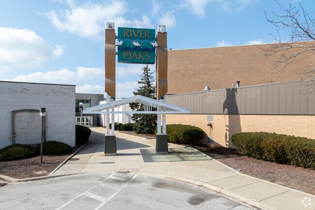 When it’s time to go shopping in Calumet City, River Oaks Center has retail favorites.