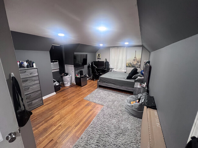 Master Bed (20ft by 14ft)