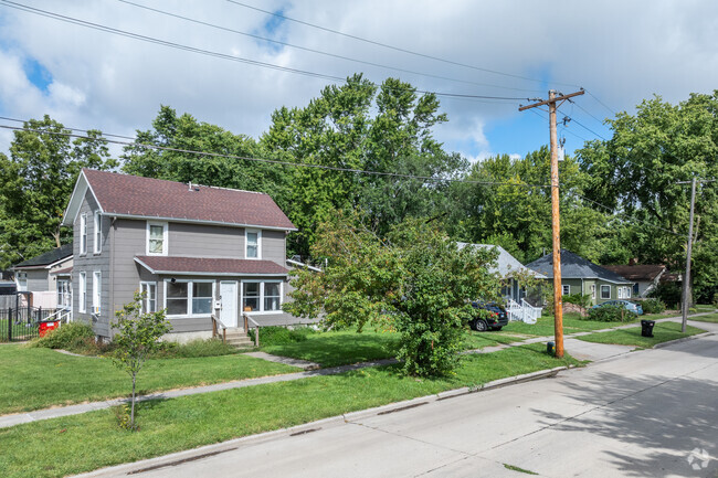 Stratton streets are quiet and easily walkable.