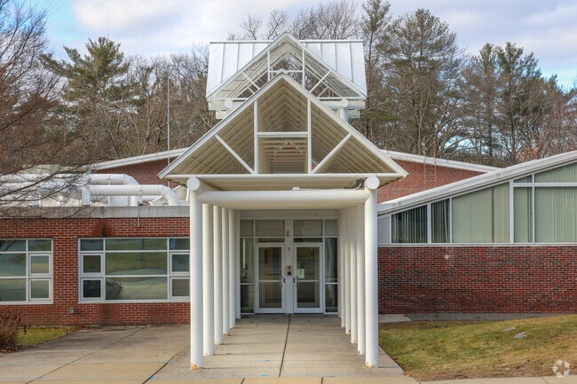 J Turner Hood is located in North Reading, MA.