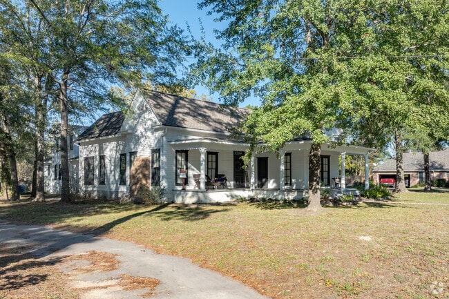 Find charming older Craftsman homes in the Downtown Lindale area.