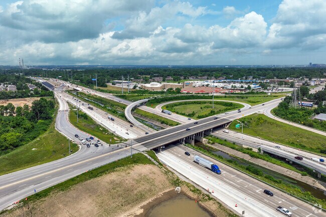 Glenns Valley residents can access the nearby Interstate 465.