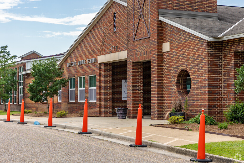 Eclectic Middle School is located at  170 S Ann St, Eclectic, AL 36024.