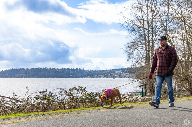 Residents of Uplake enjoy strolls along Lake Washington.