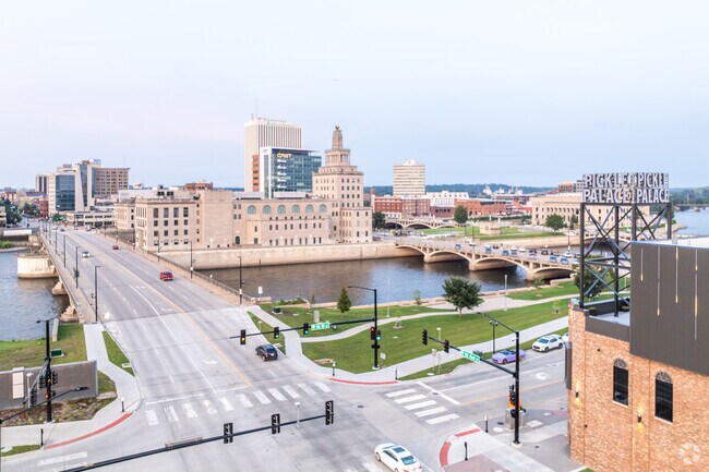 Cedar Valley offers the perfect location, being only 10 minutes away from Downtown.