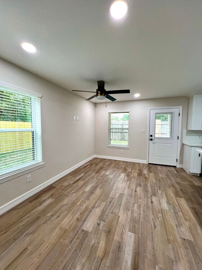 545 S 28th St unit B, Nederland, TX 77627 - photo 4