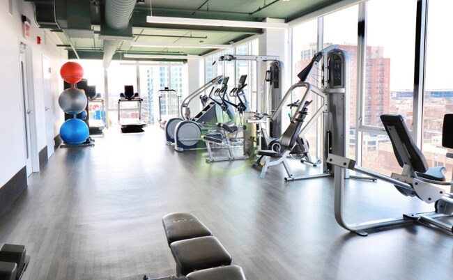 739 W Sheridan Rd, Chicago, IL 60613 - photo 5