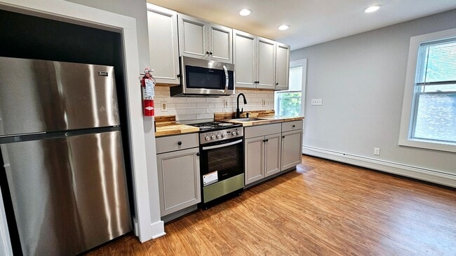 51-53-53 Barrett St unit . A, Burlington, VT 05401 - photo 2