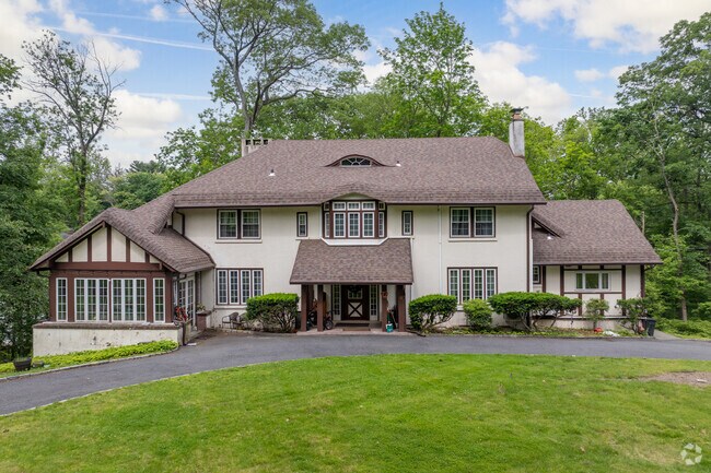 Larger Tudor homes in Murray Hill Middle Heathcote sit on well maintained lawns.