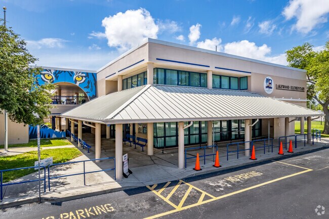 Welcome to Lakewood elementary school serving students in the south part of St.Petersburg.