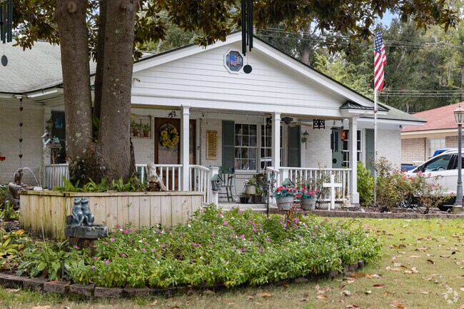 Residents of Bona Bella-Majestic Oaks take pride in their landscaping.