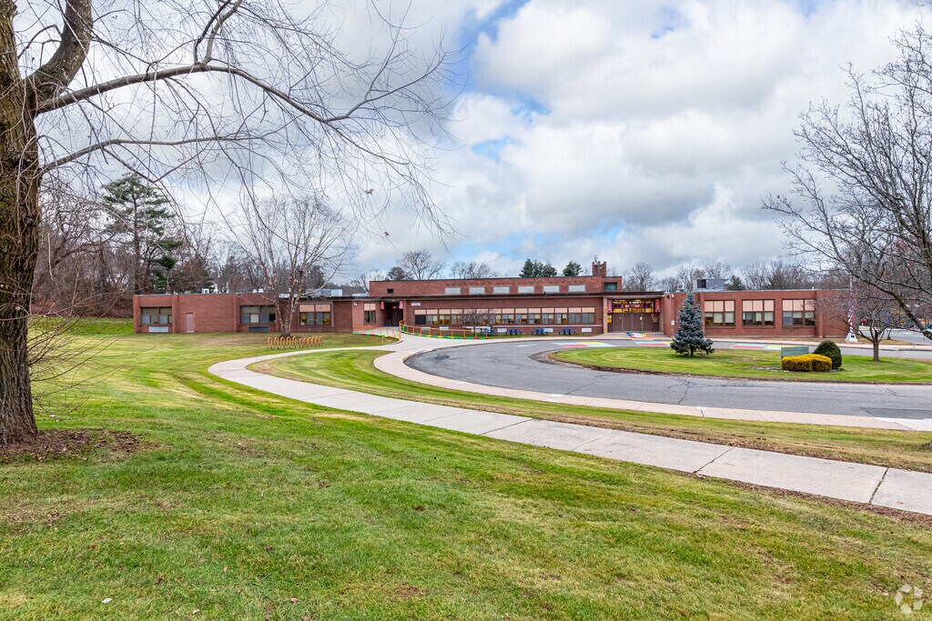 Emerson Williams School has 432 students enrolled in Pre-K through 6th grade.