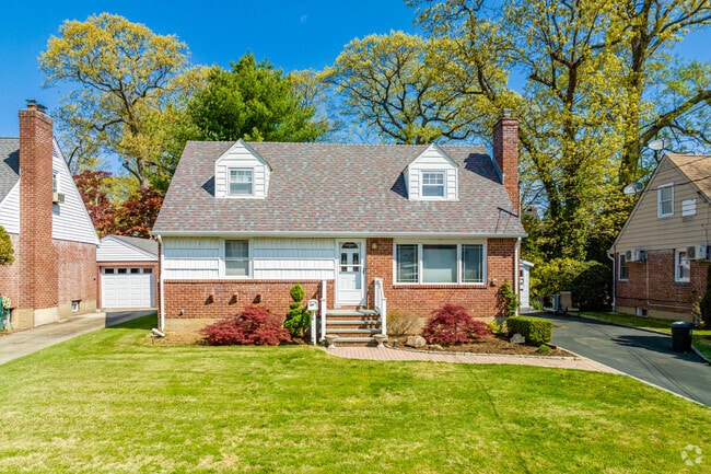 A cozy Cape-style home in Roslyn Heights.