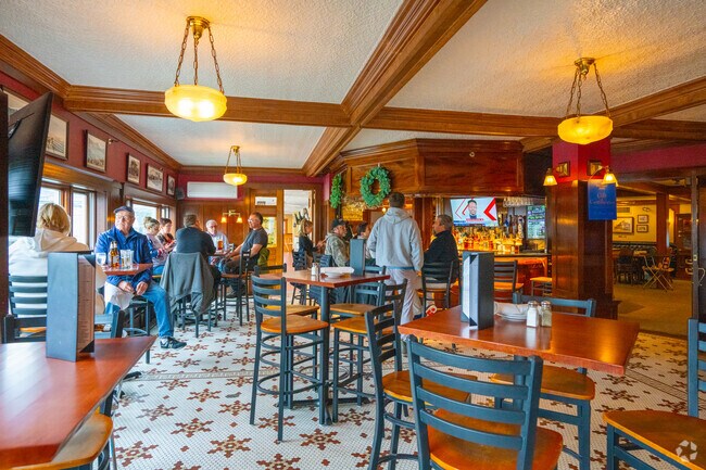 Spend your afternoons or evenings with the company at Winthrop Arms Restaurant.