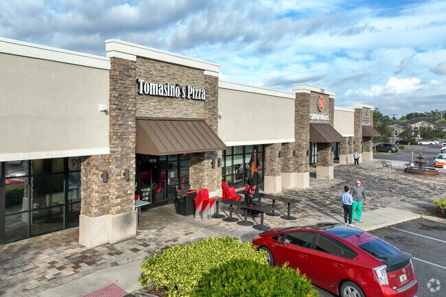 Heathrow locals have plenty of dining options on International Parkway.