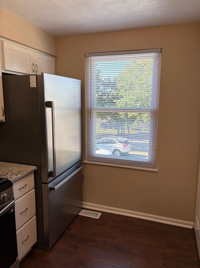 802 Lexington Dr, Aliquippa, PA 15001 - photo 2