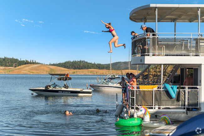House boat rentals in the Shasta Lake area are a popular vacation option for families.