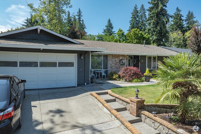 Live in a charming rambler home in West Campus - Fed Way.