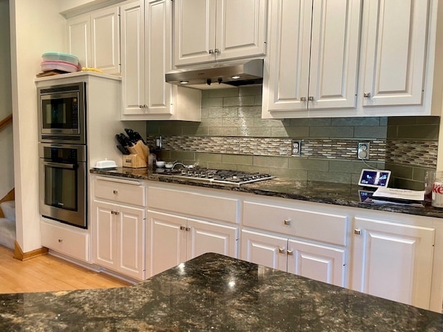 Large, gourmet kitchen.