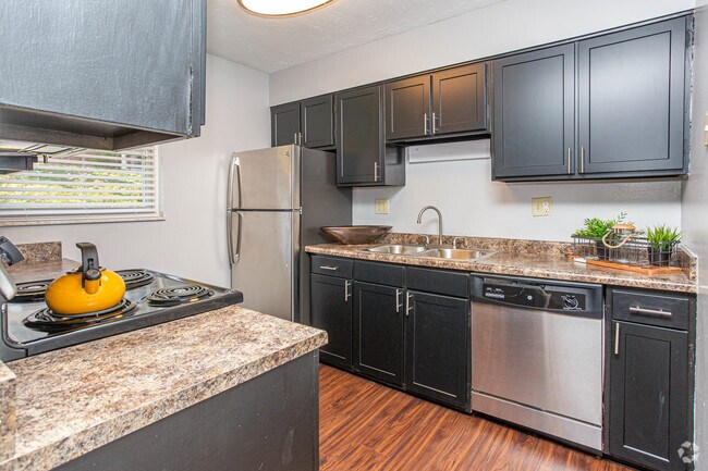 2BR, 1BA - 950 SF - Kitchen