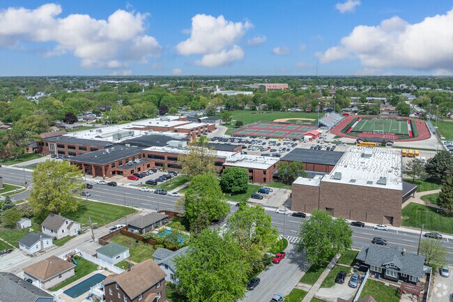 Bradley-Bourbonnais Community High School offers plenty of AP and Honors courses.