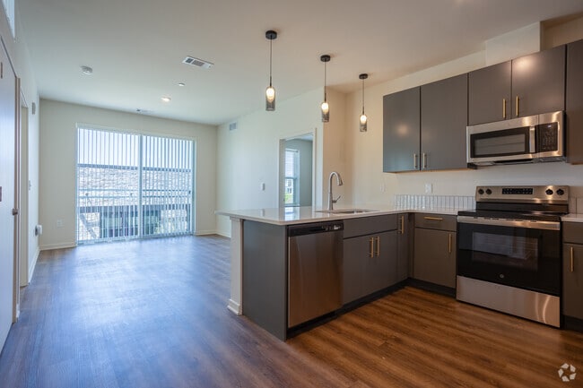 2BR, 2BA - 911SF - Kitchen