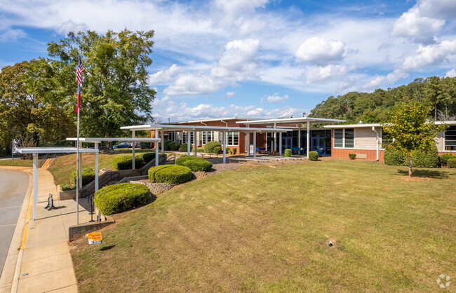 Crescent Road Elementary has a student-teacher ratio of 13 to 1.