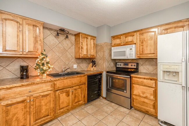 14627 E 36th St S, Independence, MO 64055 - photo 2