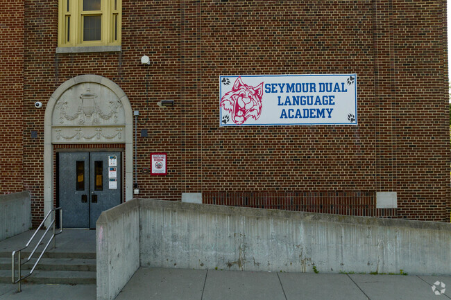 Seymour Dual Language Academy provides educational services for ESL families.