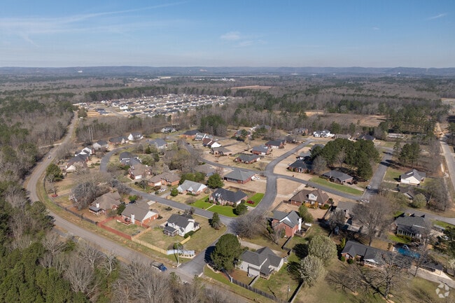 Many of the homes in Rainbow City, Alabama have large yards and wide streets.
