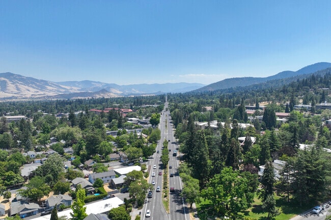 Siskiyou boulevard is a main thorough affair in Ashland.