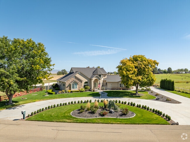 Find estate homes on acreage lots on the western edges of southwest Meridian.