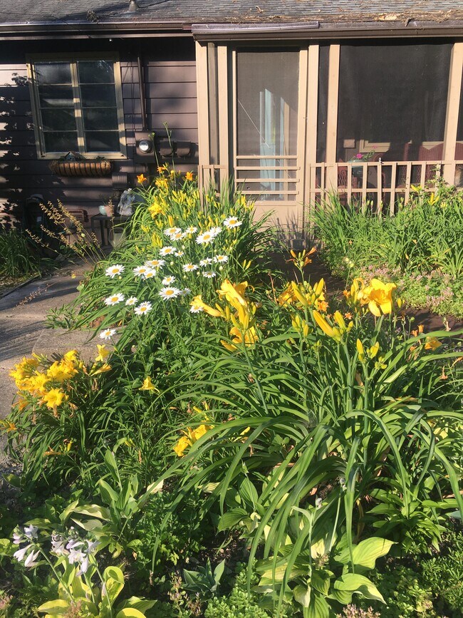 5309 N River Rd unit Lower level, Janesville, WI 53545 - photo 2