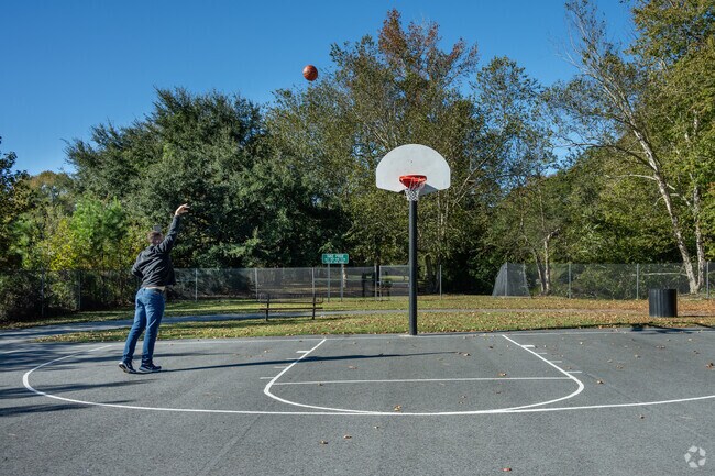 Quinby Estates locals can play basketball at Spaulding Heights Community Park.