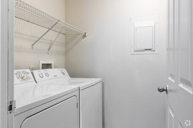 2BR, 2BA - 1,138SF - Laundry