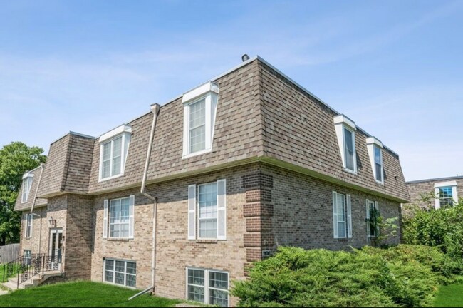 1100 E 6th St unit 5, Des Moines, IA 50316 - photo 2