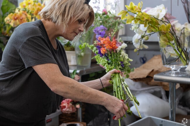 Verde Floral Design is a great place to get fresh flowers near New Seabury-Popponesset Island.