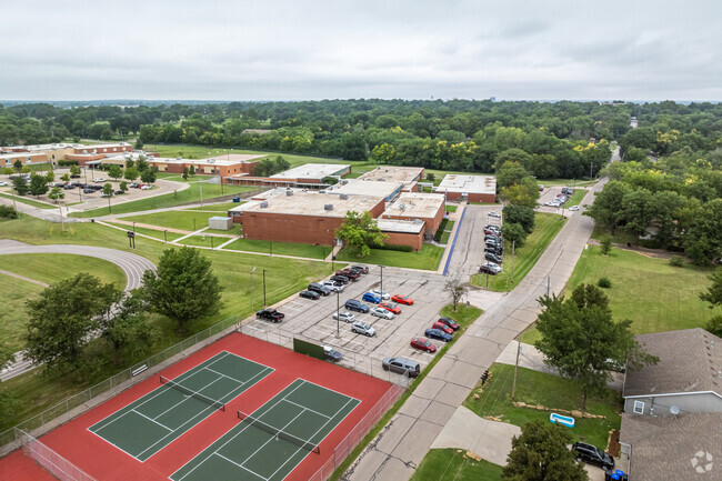 Eisenhower Middle School offers a tennis elective to their students.