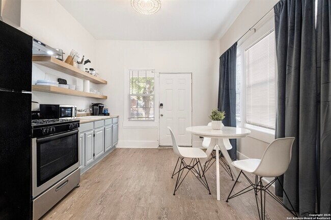 302 E Cevallos unit 1, San Antonio, TX 78204 - photo 4