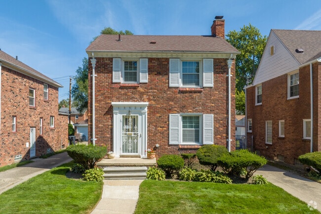 Colonial homes in Grandmont have well manicured yards.