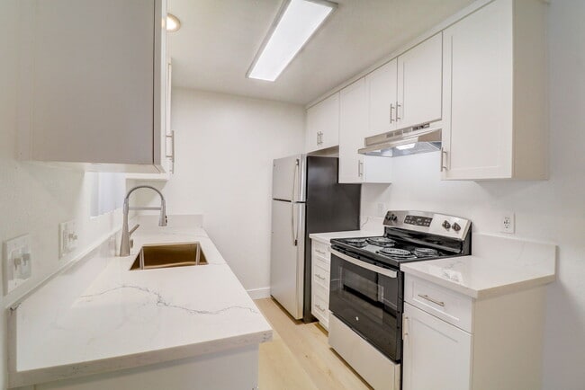 Valle at Canyon, San Diego, CA 91977 - photo 3