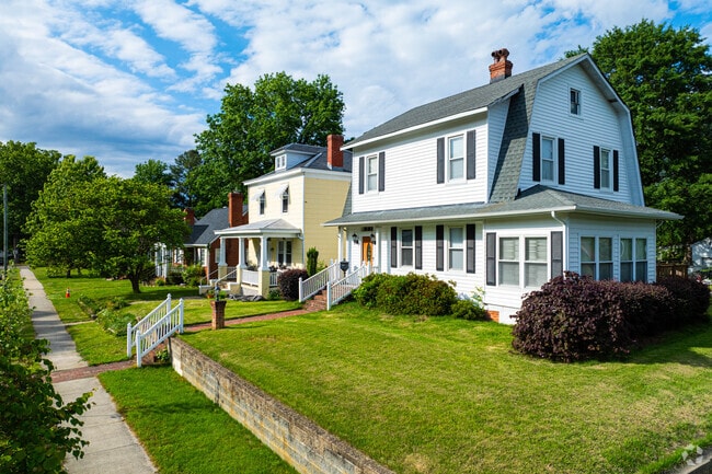 Friendly neighbors entice residents to buy homes in Swansboro.