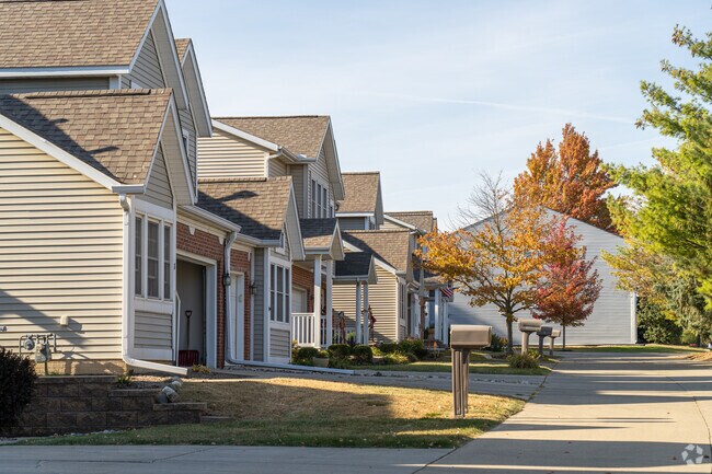 Townhomes in the Pleasant Hills neighborhood range from $175,000 to $290,000 in Normal, IL.