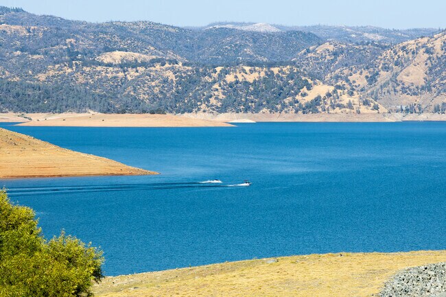 Enjoy boating on Lake Oroville.