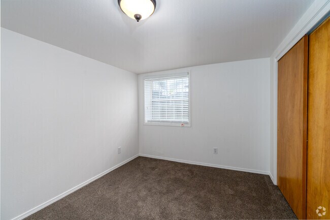 2BR, 1BA - 1000SF - Bedroom