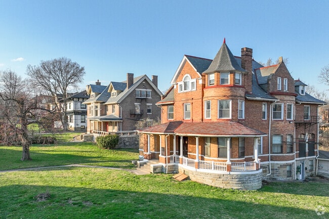 Large victorian estates built in the early 1900's are common in North Avondale.