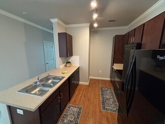 1811 Medical Pkwy Unit b3, San Marcos, TX 78666