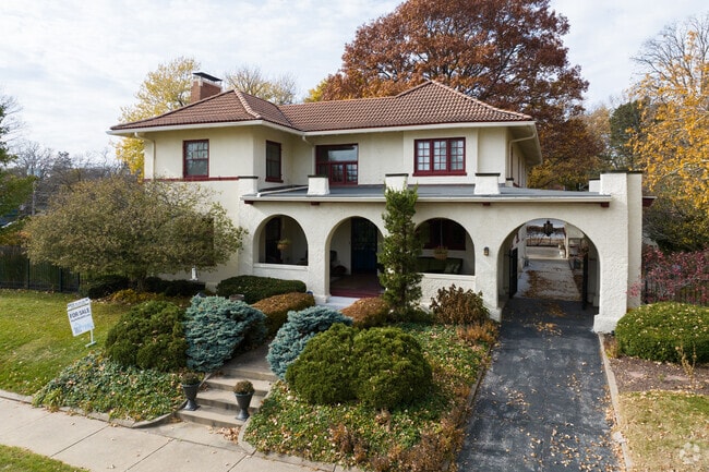Broadway's historic districts are full of eclectic and impressive architecture.