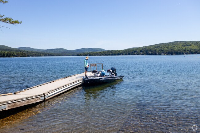 New Durham offers boating enthusiasts the perfect launch point to enjoy a full day on the sparkling waters of Merrymeeting Lake.
